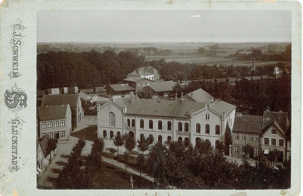 1891_Luftbild_Gymnasium-1-600x388